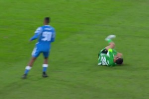 太離譜了！伊斯科遭阿姆拉巴特踢倒，隨后兩人均受傷離場！