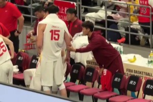 受傷不能上場！趙睿在場邊急壞了 來到替補席與隊友們交談