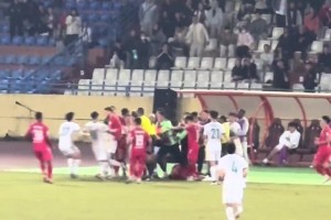 現(xiàn)場(chǎng)視角再看國(guó)安沖突：王剛遭對(duì)手推搡，曹永競(jìng)為其出頭使出環(huán)抱