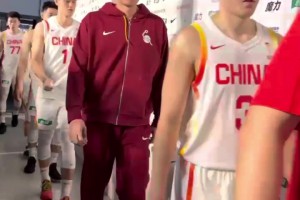 小吧現(xiàn)場實拍：男籃惜敗球員們面無表情退場 現(xiàn)場播《真心英雄》