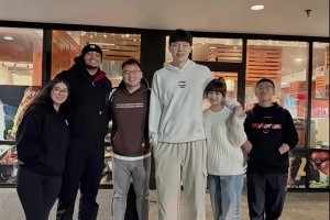 楊瀚森攜女友與凱爾登-約翰遜賽后合影，這是首次正式同框？