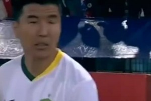 外國人都知道了??！國安亞冠對(duì)手球迷拿著烏龜玩偶