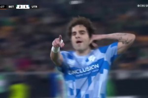 神仙球！烏德勒支前鋒米格爾中場直接吊射攻破貝蒂斯！