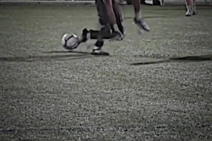 好家伙，小哥踢個業(yè)余場直接被裸絞