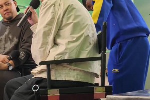 是什么讓巴特勒如此驚訝？ 巴特勒看到設(shè)計(jì)師腳上的新配色??