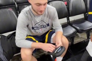 掘金隊(duì)球員握力大挑戰(zhàn) 有的球員居然比不過(guò)助教的力量？