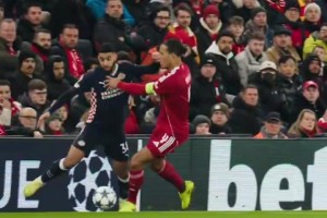 埃因霍溫官推怒贊：自家球員穿襠戲耍范戴克！