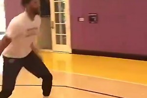 現(xiàn)在變胖了好多！濃眉剛到湖人的時候，這個體型多完美啊