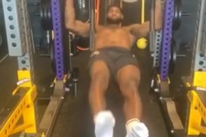 永遠(yuǎn)的好兄弟！名場(chǎng)面：詹姆斯健身房訓(xùn)練，濃眉一旁瘋狂耍寶！