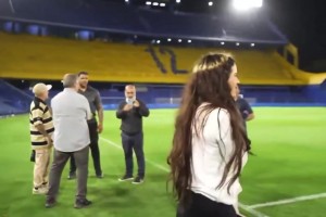 尊重??！西班牙女歌手羅莎莉亞脫掉鞋子，在糖果盒球場奔跑