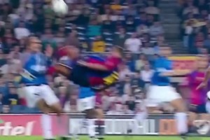 什么叫球隊(duì)救世主？里瓦爾多封神帽子戲法！第3球倒鉤堪稱經(jīng)典！