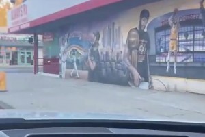 周玲安：在洛杉磯開車， 突然看到詹姆斯科比濃眉的涂鴉墻