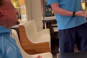 多才多藝！德布勞內(nèi)給說(shuō)唱歌手諾阿朗送上金唱片認(rèn)證！