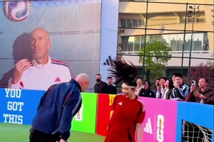 齊達內(nèi)戲耍美女！傳下去國安女門將被齊祖過的像孫女似的??