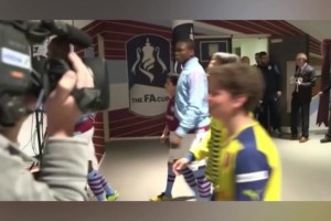 ??桑切斯：別人牽著的是球童，我牽著的是兄弟！