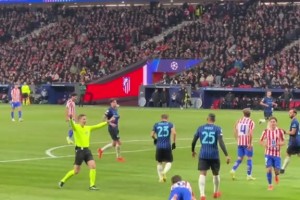 實(shí)拍：阿坎吉精準(zhǔn)搶斷小西蒙尼，后者重重摔倒在地，引發(fā)小沖突