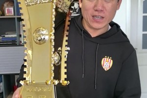 國安舊將張曉彬手舉18年足協(xié)杯冠軍獎杯預(yù)祝國安今年再捧杯?