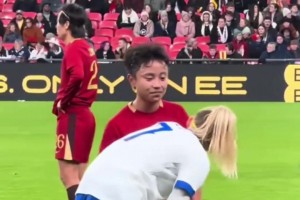 友誼第一！張林艷與凱莉在比賽暫停時(shí)相談甚歡