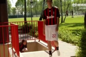 考古！搞笑視頻：卡卡、安布羅西尼、加圖索被穿擋后的反應(yīng)！