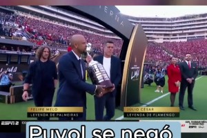 排面！兩位國米舊將與普約爾共同頒發(fā)本賽季南美解放者杯冠軍獎(jiǎng)杯