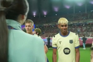 攝影師在亞馬爾剛被親吻后就對他進行拍攝，他當時拼命忍住不笑