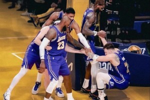 這就是老大地位！東契奇摔倒，球隊另外四人一起過來將其拉起！