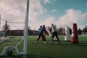 網友：切爾西正在訓練他們的門將如何應對阿森納的定位球??