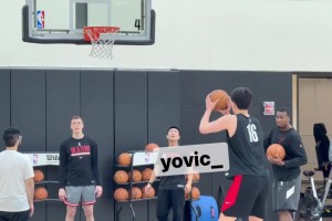 積累一點(diǎn)一滴~楊瀚森和里斯訓(xùn)練后補(bǔ)練投籃，還加練了折返跑