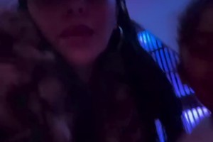 嫂子還是這么美！瓦妮莎曬視頻：又是和女兒們在迪士尼的一天??