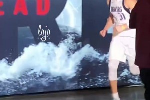 贏球開心！克萊賽后小跑回更衣室，臉上還帶著笑容！