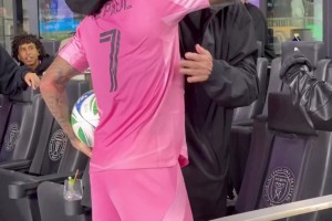 德保羅女友現(xiàn)場(chǎng)為球隊(duì)加油，穿的底褲讓網(wǎng)友熱議??