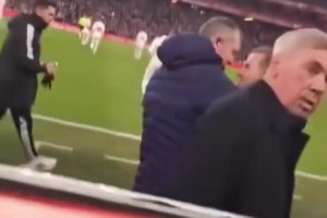 這位置挺好??！名場(chǎng)面：球迷管安切洛蒂要口香糖吃！