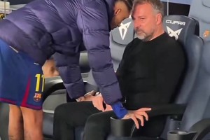 贏球也不高興！弗里克賽后獨坐替補席神情嚴肅，拉菲尼亞上前交流