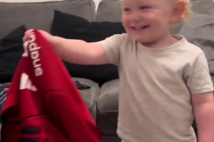 萌娃選擇曼聯(lián)球衣后，作為紅魔球迷的爸爸興奮不已