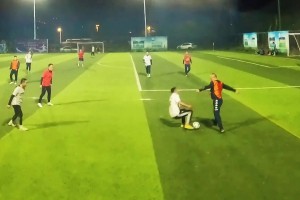 這一腳得散黃了吧！踢了別人第一時間不去看還想著踢球呢