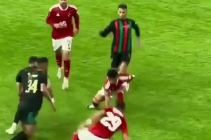 摩洛哥某球隊球迷向場內(nèi)扔了一把匕首，還被對方球隊撿到了？！