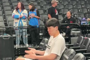 楊瀚森今天穿城市球衣對(duì)應(yīng)的波特蘭機(jī)場(chǎng)配色李寧馭帥20球鞋