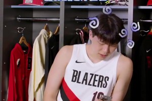 楊瀚森問答：搞個(gè)大背頭新發(fā)型？有學(xué)到什么新的“美麗英語”？