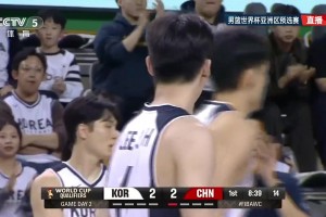 這啥情況？曾凡博三步上籃猶豫后選擇不出手，傳給隊友出現(xiàn)失誤！