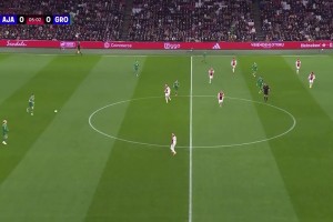 太瘋狂了！阿賈克斯球迷現(xiàn)場點燃超大型煙花把球場炸得雞飛狗跳！