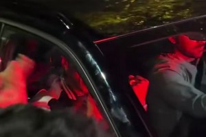 德比戰(zhàn)勝塞維利亞！安東尼坐車離開球場時，與貝蒂斯球迷互動慶祝