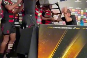 弗拉門戈主教練在發(fā)布會上慘遭香檳沐浴，這就是勝利的香檳浴嘛~