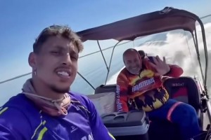 克雷桑開啟假期生活！出海垂釣大秀帥照