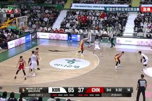 防守又去哪了？韓國隊(duì)兩個(gè)掩護(hù)跑位，中國隊(duì)直接放給對(duì)手大空位！