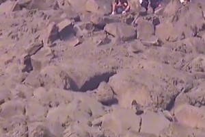 南美解放者杯決賽一群小孩在山頂觀賽，可能未來(lái)的小羅就這里面吧