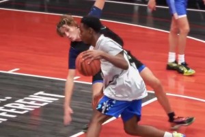 啊不是，哥們，衣服拽成這樣都防不住你啊