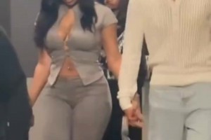 很恩愛啊！昨日賽后，克萊與女友馬冬梅手挽手離開球館