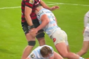 模仿齊達(dá)內(nèi)？法國(guó)橄欖球賽場(chǎng)頭頂對(duì)手惡意犯規(guī)！