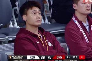 中國男籃大比分落后，隊長趙睿在場邊面色凝重，一臉無奈