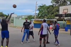 這單手持球姿勢，讓人懷疑喬丹去非洲打球了